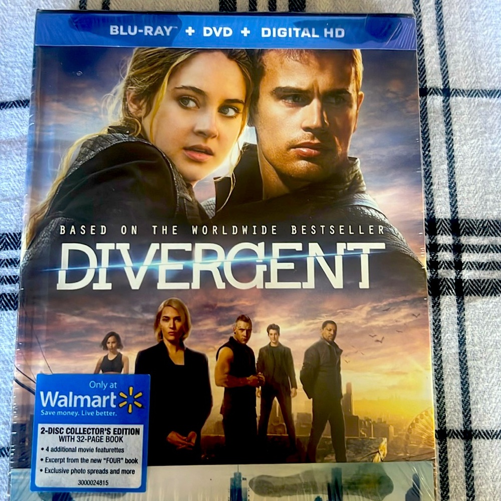 Divergent Blu-ray/DVD 2-Disc Collector’s Edition with 32-Page Book
